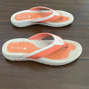 Merrel flat strap sandal women’s size 9 ( measurement in the photo)